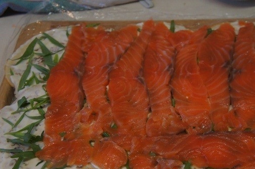 1. Этап. Рулеты из блинов с семгой: Выкладываем филе на блины, смазанные сыром. Выкладываем сплошным слоем, отступив немного от одного края.