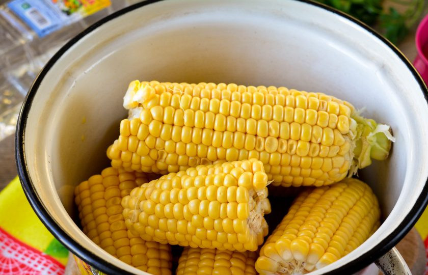 1. Этап. Кукуруза консервированная для похудения: Почистите кукурузу и сложите початки в кастрюлю. Если початки крупные - разломайте их пополам.