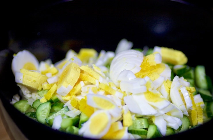 1. Этап. Салат с отварной курицей, яйцом и овощами: 4. И нарезанные яйца.