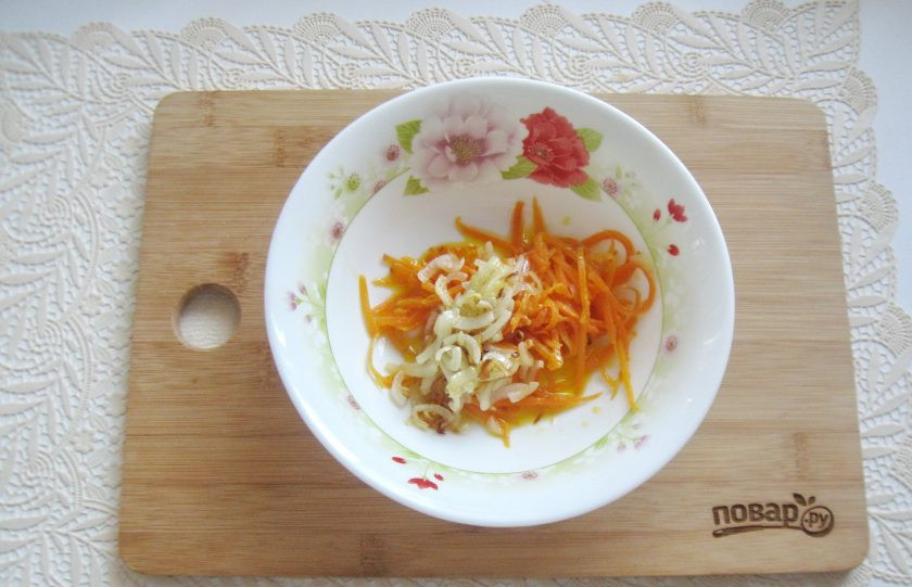 1. Этап. Салат с языком и морковью: Добавьте жареный лук.