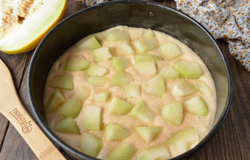 1. Этап. Шарлотка с дыней Сладкий сон: Форму застелите пергаментом, перелейте в неё тесто. Уложите кусочки дыни сверху. Смешайте ванильный сахар с четвертью чайной ложки молотой корицы, посыпьте сверху. Отправьте в духовку на 30 минут, температура — 180 градусов.