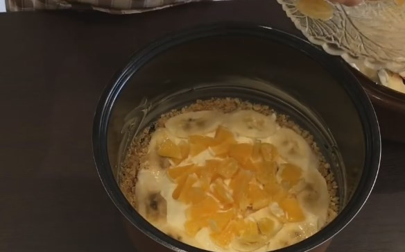 1. Этап. Творожный торт в мультиварке (и без неё): 9. Ближе к краю выложите нарезанный колечками банан, а по центру — нарезанный кубиками апельсин. Затем накройте всё второй половиной теста.