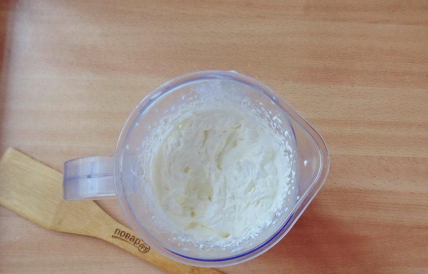 1. Этап. Торт со сливками и ананасами: Сливки взбейте с сахарной пудрой. Крем готов.