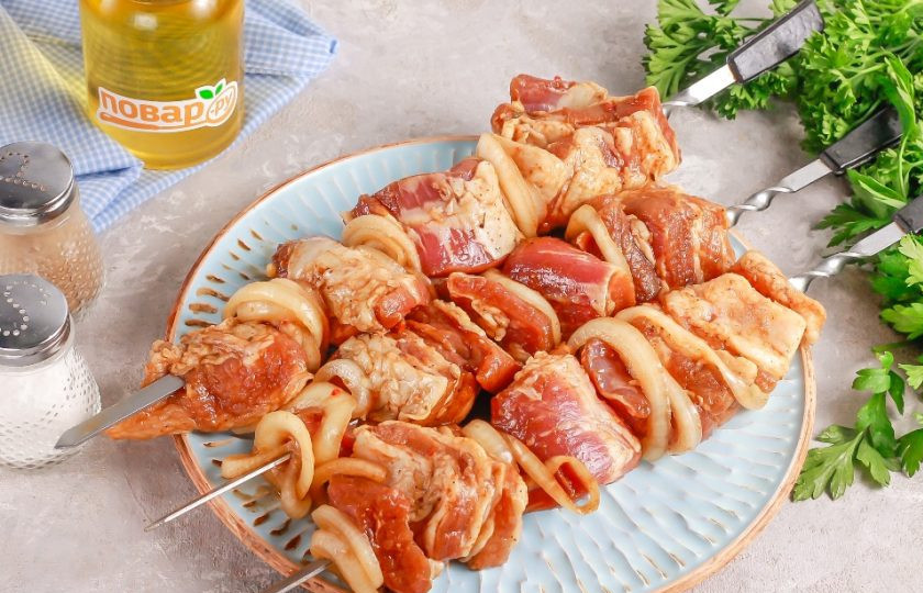 1. Этап. Шашлык из свинины под кисло-сладким соусом: Перед жаркой аккуратно нанизайте кусочки мяса на шампуры, чередуя их с кольцами лука. Обмажьте оставшимся в емкости соусом.