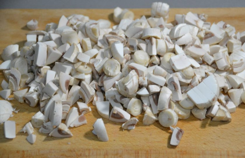 1. Этап. Перепечи с грибами: Порежьте мелким кубиком грибы.