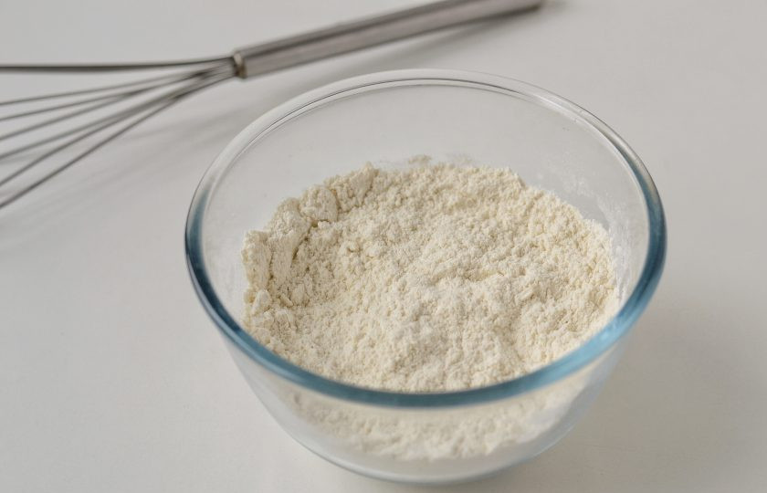 1. Этап. Ягодные вафли: Смешайте муку, сахар, разрыхлитель и ванилин в большой миске.