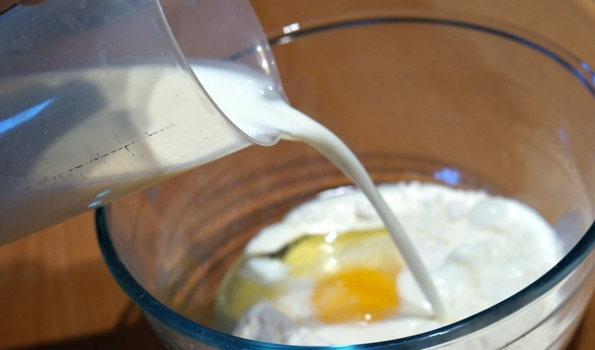 1. Этап. Тесто на блины на молоке: 2. Влейте в миску к яйцам и муке 250 миллилитров молока.