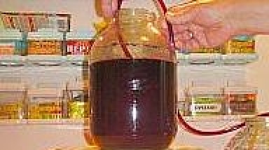 1. Этап. Вино из смородины: Удалить Оставить вино на 30-45 дней в каком-нибудь углу. Как только процесс брожения закончится, снять с осадка при помощи резиновой трубочки, процедить через марлю, разлить по бутылкам и отправить в погреб.