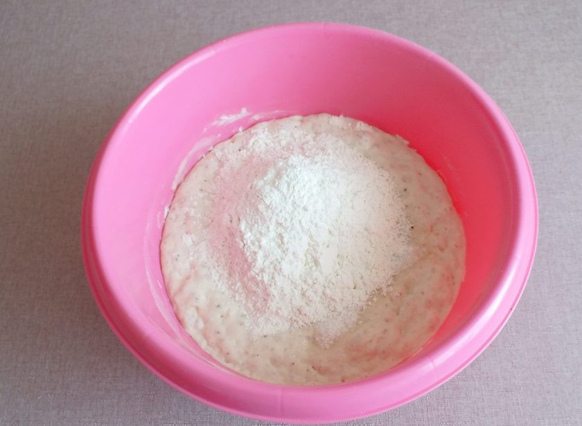 1. Этап. Батон Подмосковный: По истечении 4 часов опара заметно увеличится и будет пронизана мелкими пузырьками. Серединка должна начать опадать. Всыпьте 125 грамм муки, соль и сахар. Начните замес ложкой.