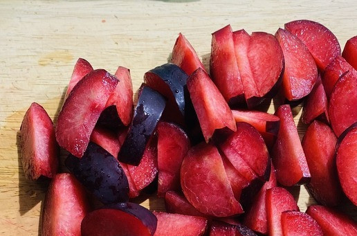 1. Этап. Сконы из цельнозерновой муки со сливой: Приготовить начинку -в сковороду вылить мёд, нагреть. Дать покипеть на небольшом огне минуты 2, Сливы нарезать дольками, добавить к меду. Обжарить около 4-5 минут, перемешать и томить около 1-2 минуты, если необходимо добавить немного воды, я не добавляла, слива очень сочная. Отставить в сторону, чтобы остыло. Фото с томленой сливой потерялось, извините! Процедила через сито, соком можно поливать Сконы -очень вкусно!