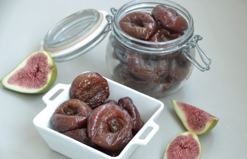 1. Этап. Цукаты из инжира: Готовые цукаты храните в стеклянных банках. Можно в морозильной камере и доставать по мере надобности.