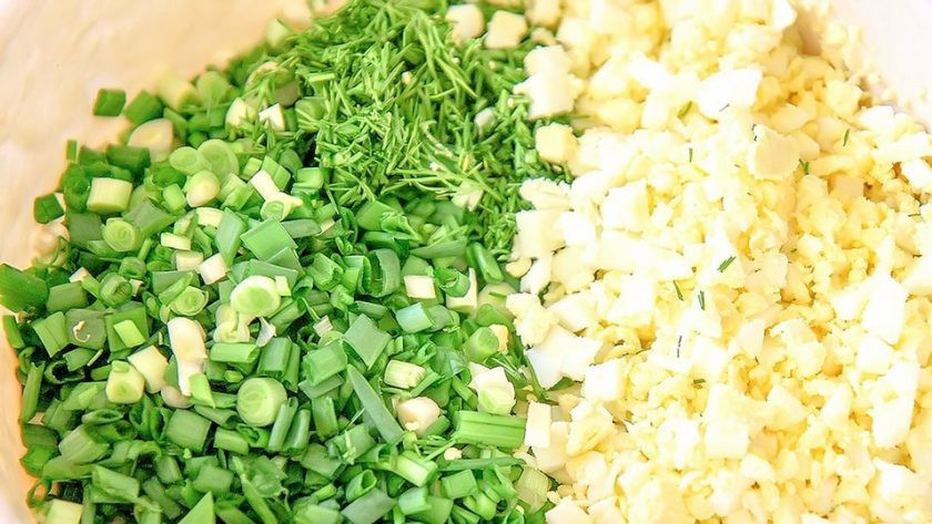 1. Этап. Закусочные оладьи с зеленым луком и яйцом: 4. Сварите четыре яйца вкрутую и нарежьте на мелкие кусочки. Помойте и измельчите укроп и лук.