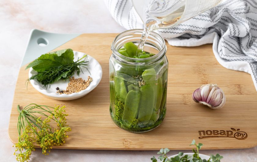 1. Этап. Маринованный зеленый горошек: Влейте горячий маринад в баночку.