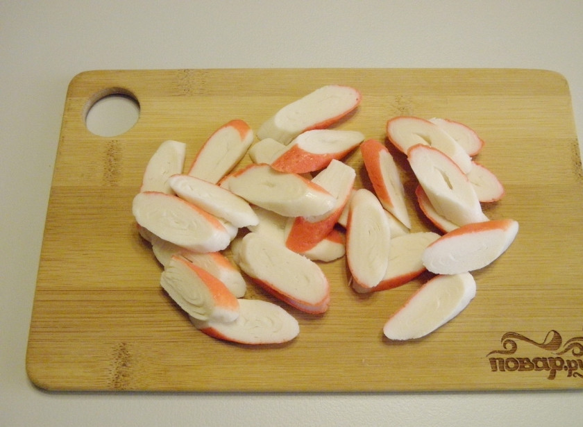 1. Этап. Салат с брокколи и крабовыми палочками: Крабовые палочки порежьте, как вам нравится, я порезала наискосок, так они смотрятся симпатичнее.