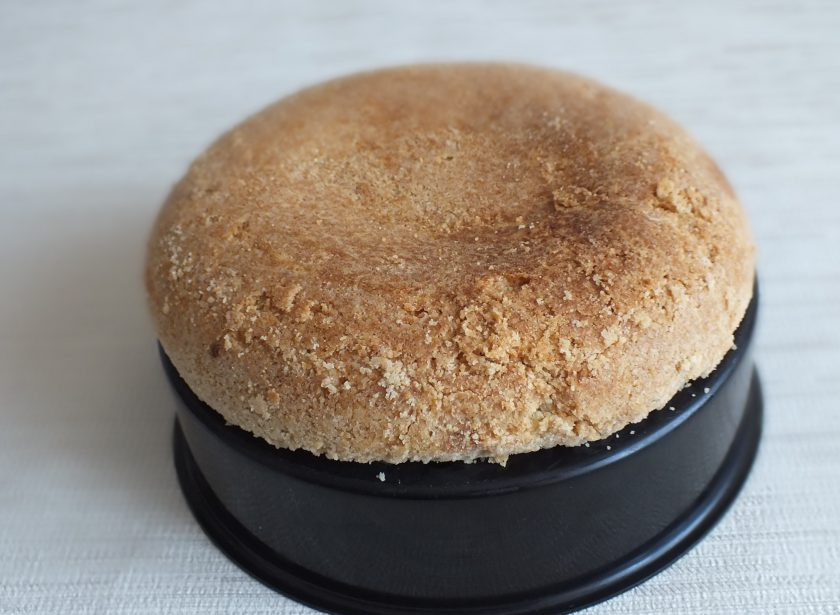 1. Этап. Насыпной пирог в мультиварке: По истечении времени извлеките пирог и охладите на чаше-пароварке.