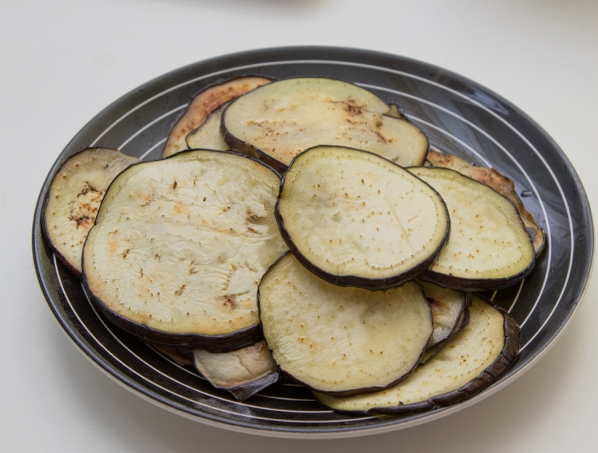 1. Этап. Мусака классическая: Обсушите баклажаны и обжарьте каждый кусочек с обеих сторон по паре минут. Жарить лучше либо вообще без масла, либо в небольшом количестве (потом излишки жира необходимо промокнуть салфеткой).