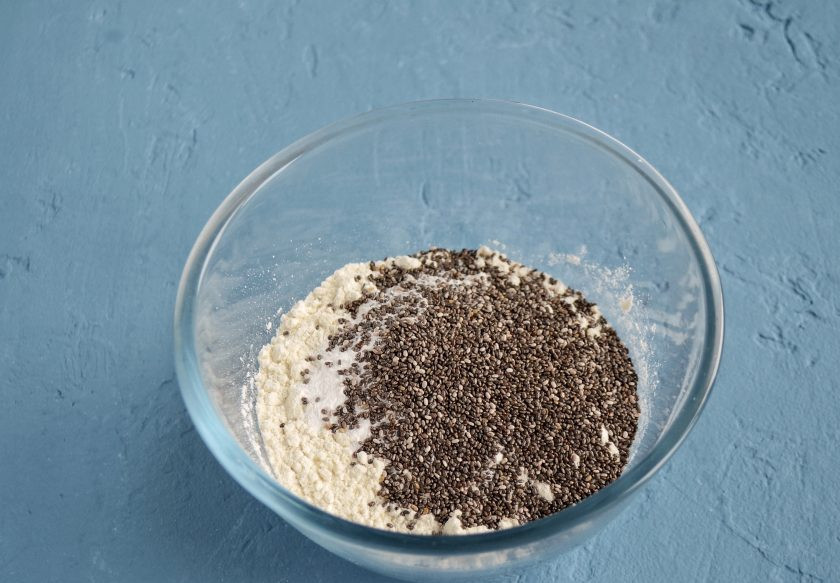 1. Этап. Лимонные панкейки: Смешайте в миске все сухие ингредиенты.