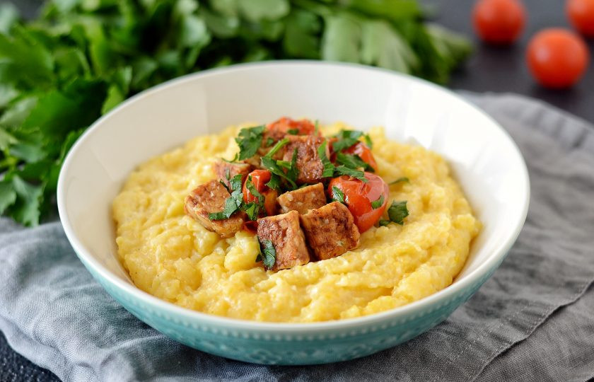 1. Этап. Каша гритс: Переложите кашу в тарелку, добавьте темпе, томаты и зелень. Каша гритс готова, приятного аппетита!