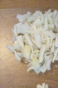 1. Этап. Суп-пюре из батата и черники: Тем временем мелко нарезать лук и чеснок.