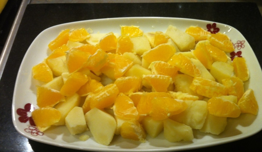 1. Этап. Малагский салат: Дольки апельсины режем тоже кубиками и выкладываем сверху.
