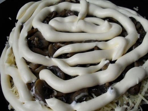 1. Этап. Салат Клубничка: 4. Теперь выкладываем салат на блюдо слоями: 1-й слой - куриное филе, 2-й слой обжаренные с луком грибы, 3-й слой - натертый сыр. Каждый слой хорошо пропитывайте майонезом. Для того, чтобы салат получился необычным, сделайте форму клубники.