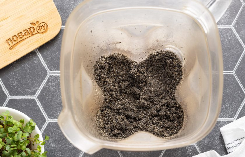 1. Этап. Паста тахини из черного кунжута: Начните измельчать кунжут на небольшой скорости, постепенно ее увеличивая. Кунжут в начале будет напоминать мокрый песок и сбиваться в комок. Открывайте периодически блендер и соскребайте кунжут со стенок блендера, чтобы после не оставалось комочков в соусе.