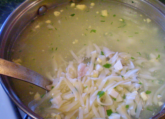 1. Этап. Суп с зеленью и яйцом: 9. Заправляем суп зеленью и через минутку выключаем огонь. Суп с яйцом и зеленью готов! Приятного аппетита!