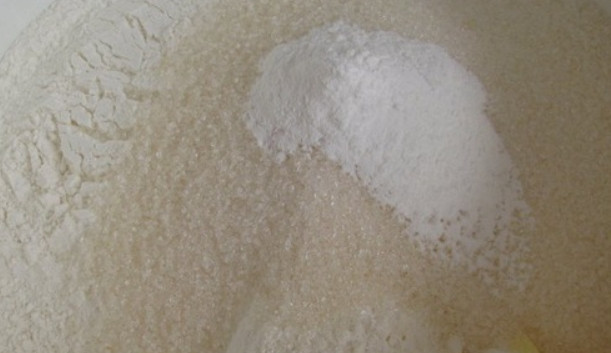 1. Этап. Пирог с жимолостью: Муку смешиваем с разрыхлителем и сахаром (100 грамм).