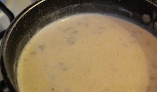 1. Этап. Каша молочная из толокна: Молоко довести до кипения, огонь убавить до минимума. В кипящее молоко добавить толокно, постоянно помешивая.