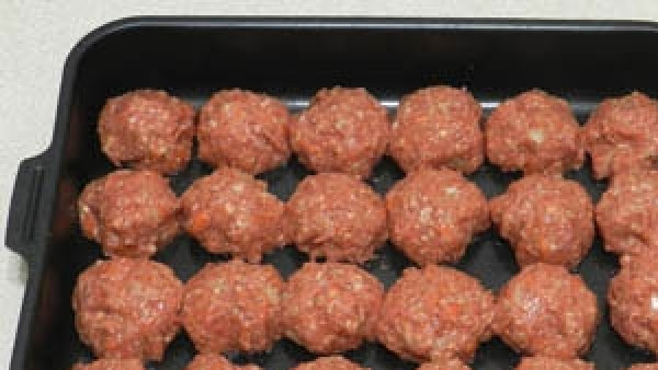 1. Этап. Тефтели из курицы в духовке: Все хорошо вымешать и сформировать тефтели. Выложить их в форму для запекания.