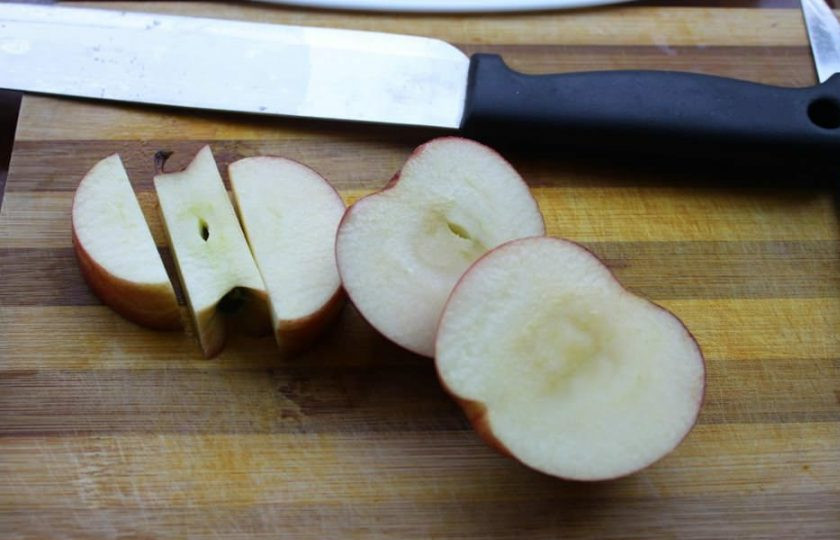 1. Этап. Традиционная Шарлотка с яблочком: 2. Яблоки вымойте, нарежьте крупными кусочками, кожуру не обрезайте.