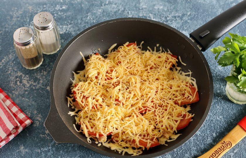 1. Этап. Яичница с бужениной: Немного прогрейте и посыпьте все тертым сыром.