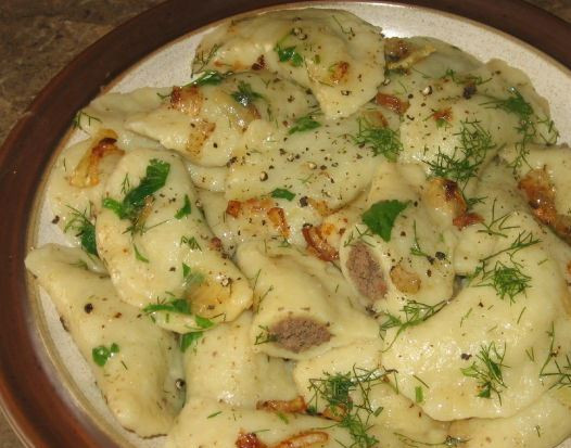 1. Этап. Вареники с печенью и картошкой: Подавайте готовое блюдо с измельченным луком, шкварками и сливочным маслом. Приятного аппетита!