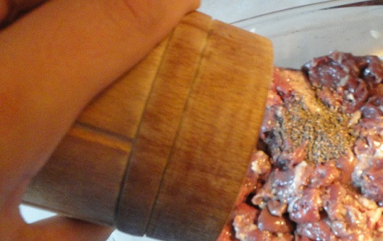 1. Этап. Отбивные из куриных сердечек: 5. Отбитые сердечки посолить, поперчить и приправить чесноком. Оставить на время в стороне.