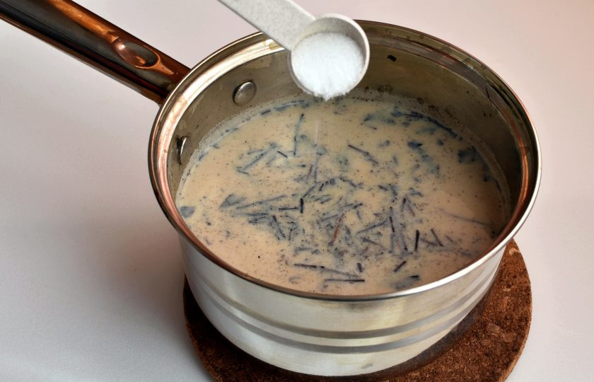 1. Этап. Чай по-тувински: Добавьте по вкусу соль. Чай не должен быть слишком соленый.