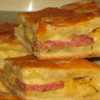 Пирог с колбасой и сыром