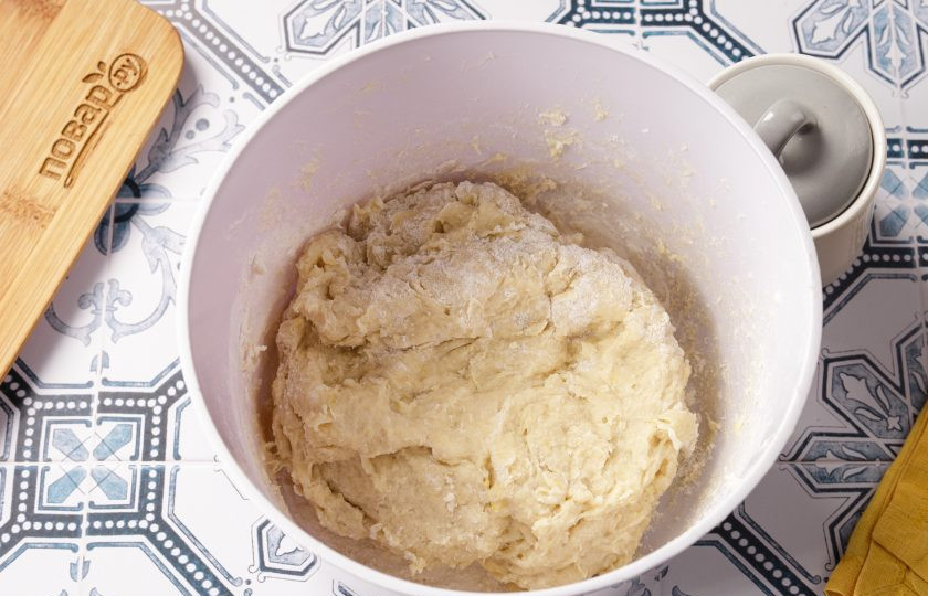 1. Этап. Калмыцкие борцоки: Продолжите замес руками, месите тесто пока оно не вберёт в себя всё масло и не начнёт отставать от стенок миски, а руки не станут чистыми. Если тесто продолжает сильно липнуть, можно добавить ещё 1-2 ст.л. муки.