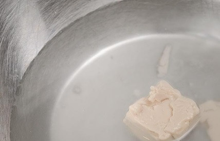 1. Этап. Тонкое тесто для пиццы итальянское: Воду залейте в ёмкость и растворите в ней дрожжи.