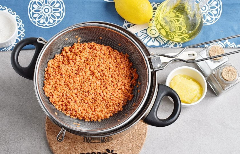 1. Этап. Суп из чечевицы по-турецки: Чечевицу хорошо промойте.