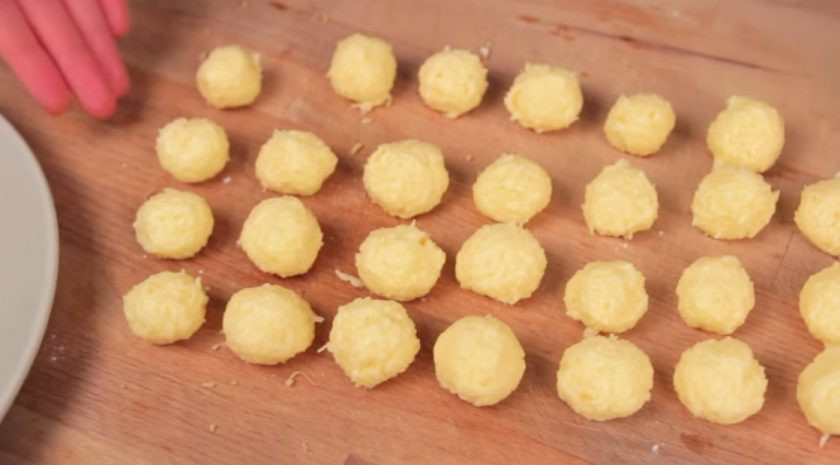 1. Этап. Сырные шарики (2 рецепта): 4. При необходимости добавьте немного муки и сформируйте руками небольшие шарики. Обваляйте их в муке. Обжарьте оба вида шариков во фритюре при температуре 175-185 градусов. Приятного аппетита!