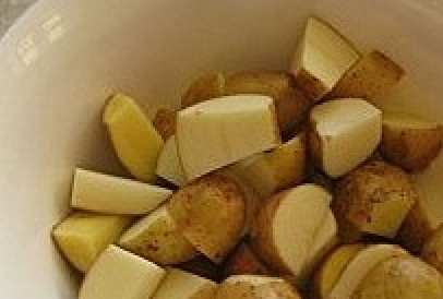 1. Этап. Картофель в рукаве в духовке: Разрезать каждый клубень на несколько частей.