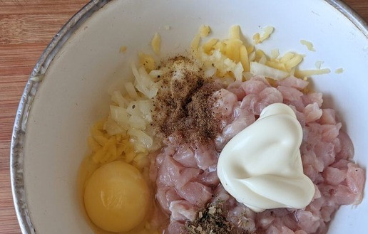 1. Этап. Картофельные драники с индейкой: Соединяем индейку, картофель, лук, чеснок. Добавляем яйцо, соль, сметану (или майонез), перец и любимую приправу. У меня приправа: паприка, орегано, тимьян, петрушка, сухой чеснок, укроп, кориандр. Всё перемешиваем.