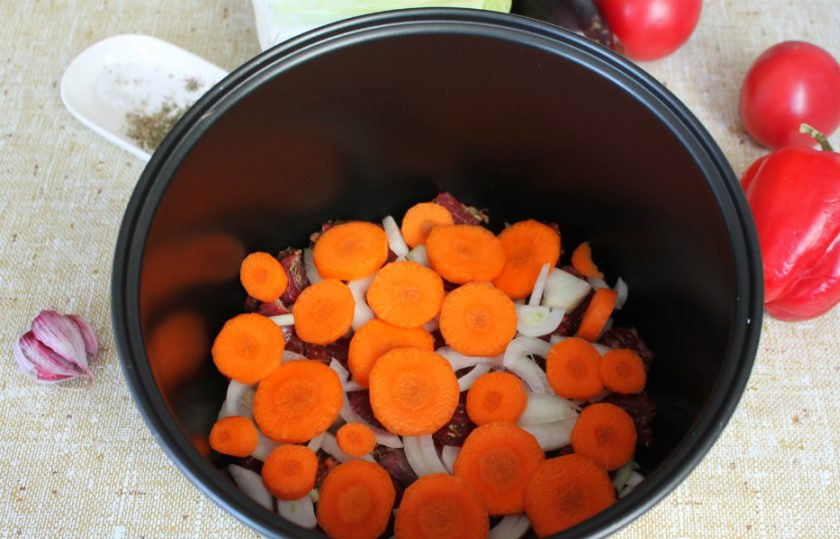 1. Этап. Домляма в мультиварке: Морковь режем кружочками и высыпаем на лук.