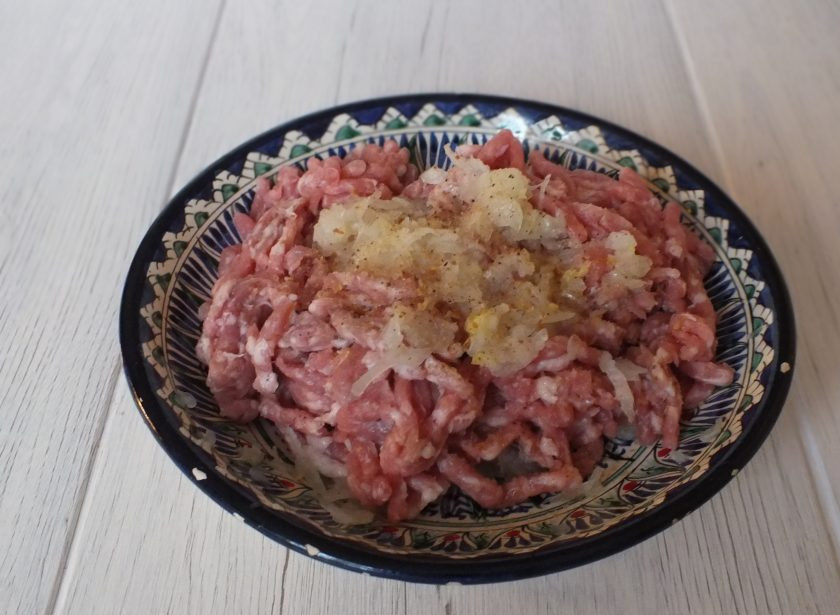 1. Этап. Зразы в мультиварке: В чашу выложите фарш. Добавьте у нему тертый на терке репчатый лук, соль, перец. Перемешайте.