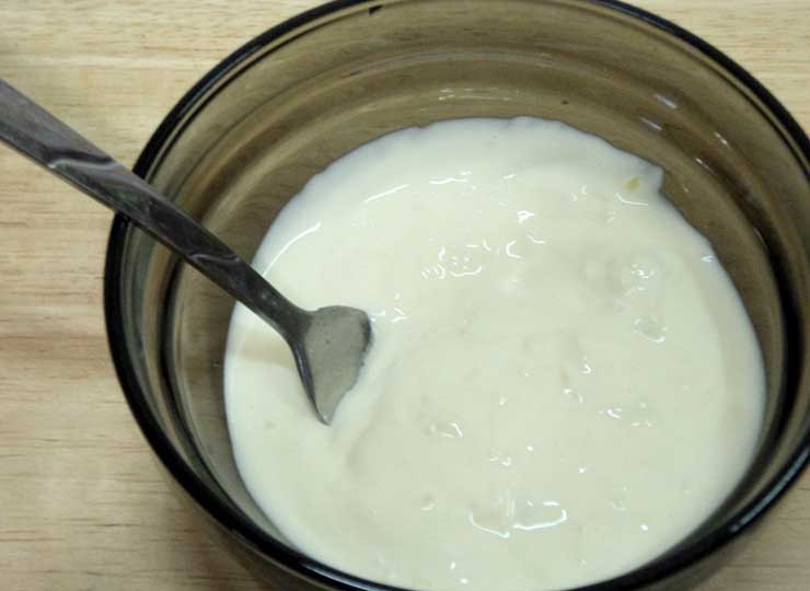 1. Этап. Рулетики из яичных блинчиков: Пропустите чеснок через пресс и смешайте с оставшимся майонезом.