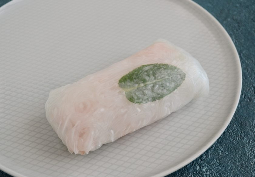 1. Этап. Весенние роллы: Скрутите лист рисовой бумаги конвертиком.