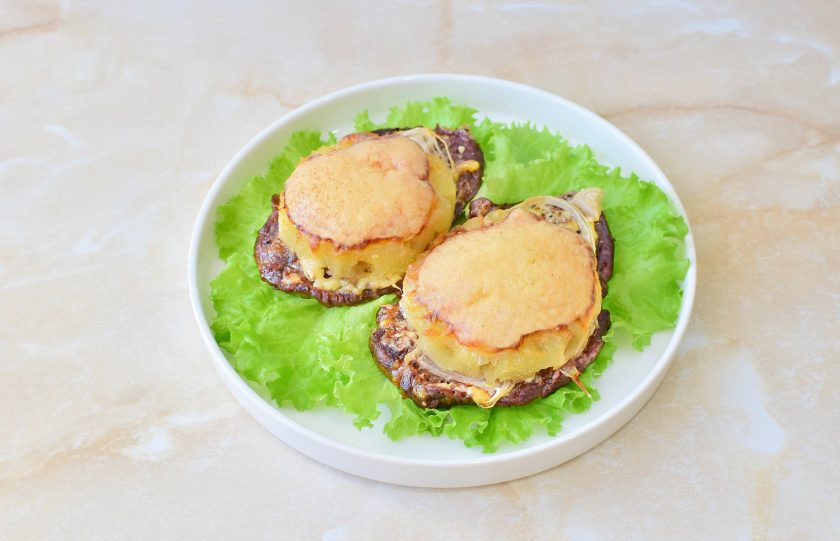 1. Этап. Телятина в духовке с ананасами: Готовое мясо выложите на тарелку и подавайте к столу.