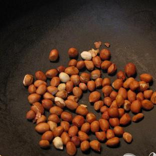 1. Этап. Мини-баклажаны: Далее, на той же, сухой сковороде, обжарьте 2 ст.л. арахиса. Отложите в сторону.