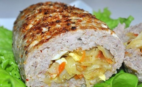 1. Этап. Мясной рулет с капустой и яйцом: Запекаем рулеты в разогретой до 200 градусов духовке минут 35, затем накрываем фольгой и готовим еще минут 10-12.