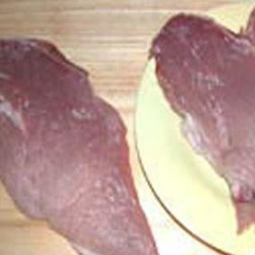 1. Этап. Мясные рулетики с ореховой начинкой: 1. Ломтиками толщиной семь миллиметров нарезаем поперек волокон телятину. Легонько отбиваем каждый кусочек. Все кусочки должны иметь приблизительно равный размер и прямоугольную форму.